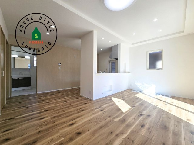 熊本市西区中原町第1-4棟（1号棟）の内観：施工例|キッチンからリビングをしっかり確認できます。家族の笑顔があふれる空間になりそうですね。