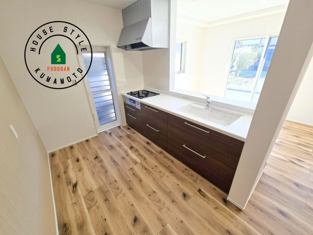 熊本市西区中原町第1-4棟（1号棟）の内観：施工例|ダイニングテーブルへの配膳がラクラク、お料理はかどるカウンター付きシステムキッチン！