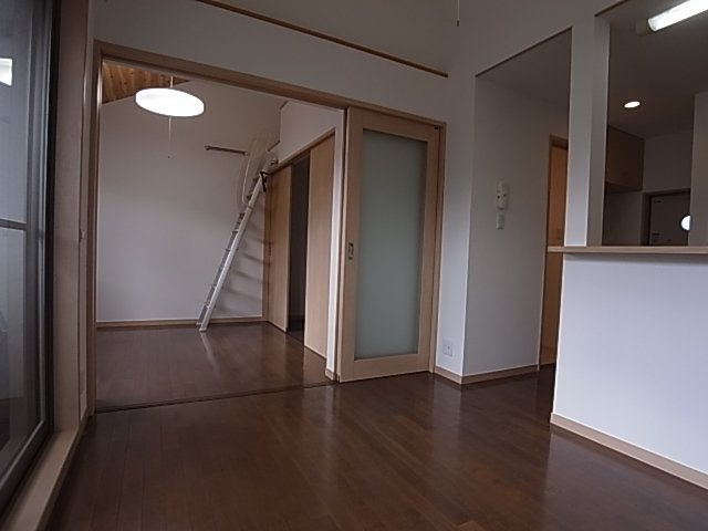 神戸市北区鈴蘭台南町６丁目のアパートの居間・リビング|リビング（エアコン付）