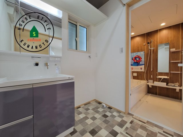 熊本市西区中原町第1-4棟（2号棟）の内観：施工例|ゆとりの洗面スペースで朝の身支度もスムーズに。暮らしを快適に変えるシャワー付洗面台です！