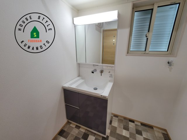 熊本市西区中原町第1-4棟（2号棟）の内観：施工例|毎日使うものだから清潔な空間を保ちたい水回り。洗面にはそんな願いを解消させてくれる収納アイデアが満載です。三面鏡の裏側にはキャビネットが現れ小物から背の高い物まで収納できます。