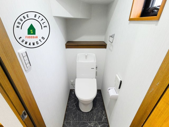 熊本市西区中原町第1-4棟（2号棟）の内観：施工例|温水洗浄便座を完備しております。トイレがあるのは朝の慌ただしい時間も安心です。