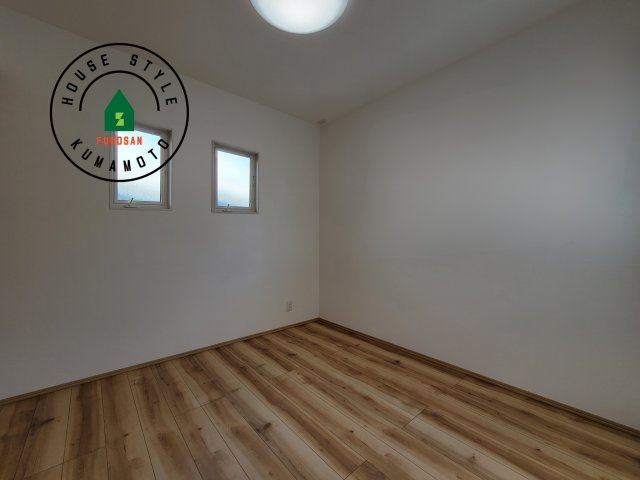 熊本市西区中原町第1-4棟（2号棟）の内観：施工例|穏やかな光が差し込む室内には、穏やかな時間が流れます。