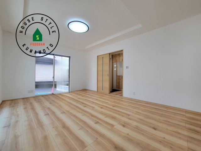 熊本市西区中原町第1-4棟（2号棟）の内観：施工例|キッチンからリビングをしっかり確認できます。家族の笑顔があふれる空間になりそうですね。