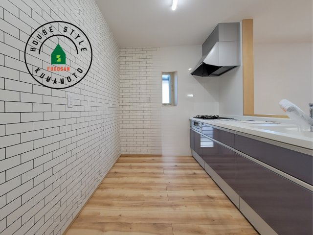 熊本市西区中原町第1-4棟（2号棟）の内観：施工例|ご家族を近くに感じられる対面キッチンのLDK。会話もはずみそうですね。