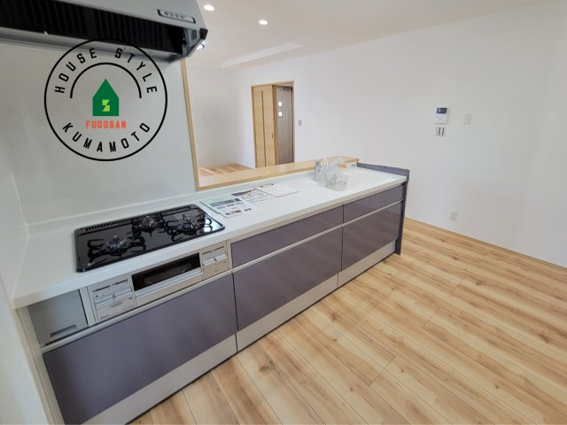 熊本市西区中原町第1-4棟（2号棟）の内観：施工例|ダイニングテーブルへの配膳がラクラク、お料理はかどるカウンター付きシステムキッチン！