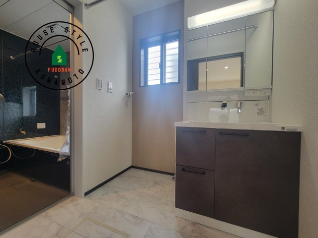 熊本市西区中原町第1-4棟（3号棟）の内観：施工例|ゆとりの洗面スペースで朝の身支度もスムーズに。暮らしを快適に変えるシャワー付洗面台です！