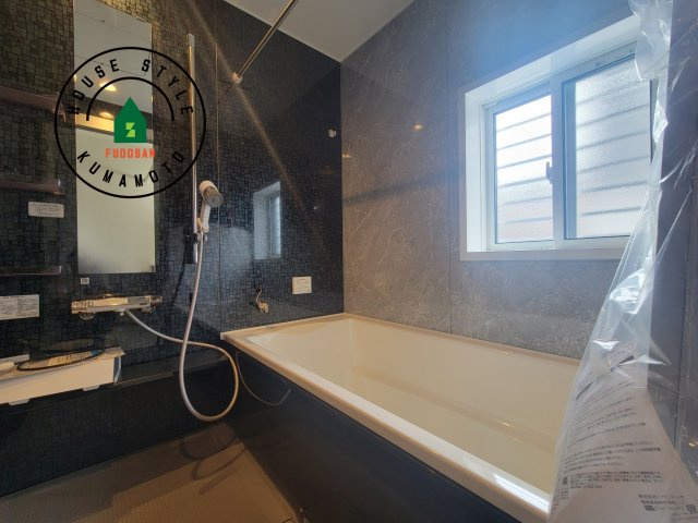 熊本市西区中原町第1-4棟（3号棟）の内観：施工例|1日の疲れを癒してくれる広々バスルーム。雨の日のお洗濯にも大活躍な浴室乾燥機付です！