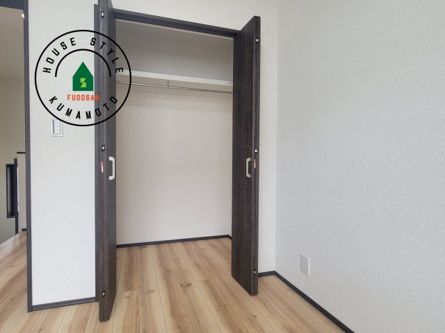 熊本市西区中原町第1-4棟（3号棟）の内観：施工例|洋服や大きな荷物が多い方や人数の多いご家族などは、一般的なクローゼットよりもウォークインクローゼットのほうが使い勝手が良いです。