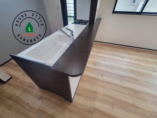 熊本市西区中原町第1-4棟（3号棟）の内観：施工例|キッチンから立ち込める香りが今日の料理を期待させます。