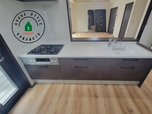 熊本市西区中原町第1-4棟（3号棟）の内観：施工例|ご家族を近くに感じられる対面キッチンのLDK。会話もはずみそうですね。