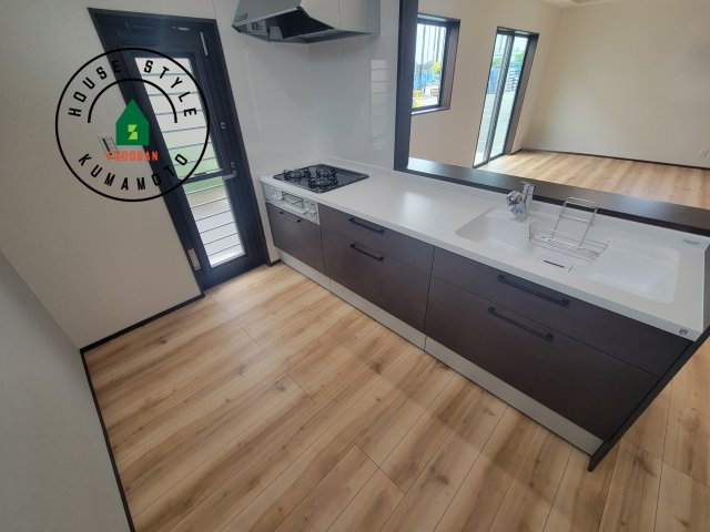 熊本市西区中原町第1-4棟（3号棟）の内観：施工例|ダイニングテーブルへの配膳がラクラク、お料理はかどるカウンター付きシステムキッチン！