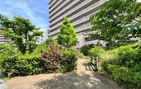 リバーガーデンかしまの庭|◆植栽が彩るマンション共用部分です♪