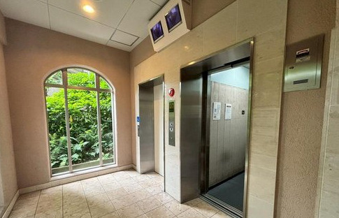 リバーガーデンかしまのその他共用部分|◆エレベーター４基完備！待ち時間のストレス軽減！点検中も困りません！
◆防犯カメラが設置され、セキュリティ面に配慮されたマンションです！