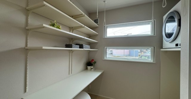 天童市山元字藤田1025番10　新築のランドリースペース|ガス乾燥機とランドリーポールが設置されており、家事を楽にしてくれます。洗濯物を畳むのに便利なカウンターもあります。