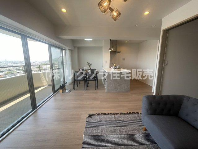 ディオフェルティ石切の居間・リビング|LDK14.7帖
■物件内覧・資金計画相談・住宅ローン相談、リフォーム相談、お問合せ受付中■
※当日・翌日のご内覧、ご相談はお電話でのお問合せがスムーズです！