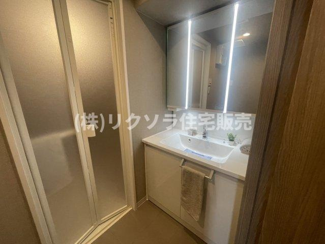 ディオフェルティ石切の独立洗面台|三面鏡付き独立洗面台
■物件内覧・資金計画相談・住宅ローン相談、リフォーム相談、お問合せ受付中■
※当日・翌日のご内覧、ご相談はお電話でのお問合せがスムーズです！