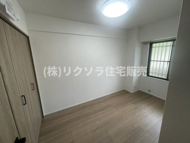 ディオフェルティ石切の洋室|洋室4.8帖　クローゼット付き
■物件内覧・資金計画相談・住宅ローン相談、リフォーム相談、お問合せ受付中■
※当日・翌日のご内覧、ご相談はお電話でのお問合せがスムーズです！