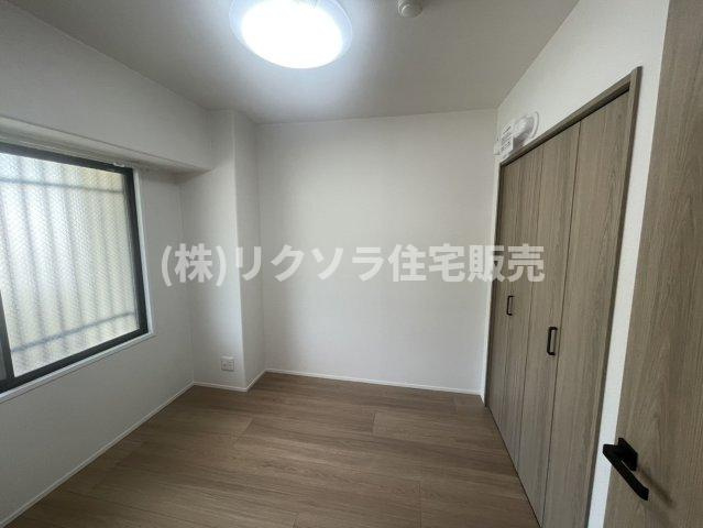 ディオフェルティ石切の寝室|洋室4.5帖　クローゼット付き
■物件内覧・資金計画相談・住宅ローン相談、リフォーム相談、お問合せ受付中■
※当日・翌日のご内覧、ご相談はお電話でのお問合せがスムーズです！