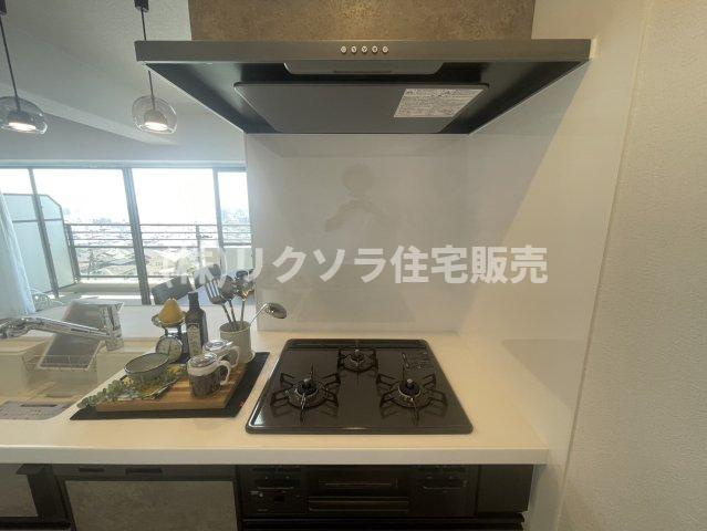 ディオフェルティ石切のキッチン|ビルトイン三口コンロ
■物件内覧・資金計画相談・住宅ローン相談、リフォーム相談、お問合せ受付中■
※当日・翌日のご内覧、ご相談はお電話でのお問合せがスムーズです！