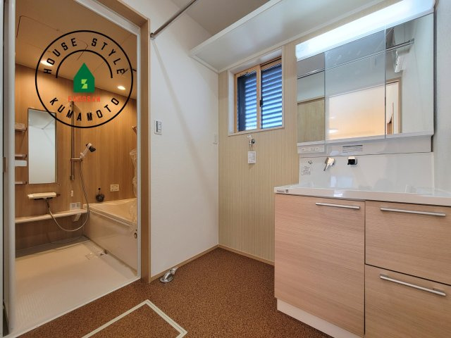 熊本市西区中原町第1-4棟（4号棟）の内観：施工例|ゆとりの洗面スペースで朝の身支度もスムーズに。暮らしを快適に変えるシャワー付洗面台です！