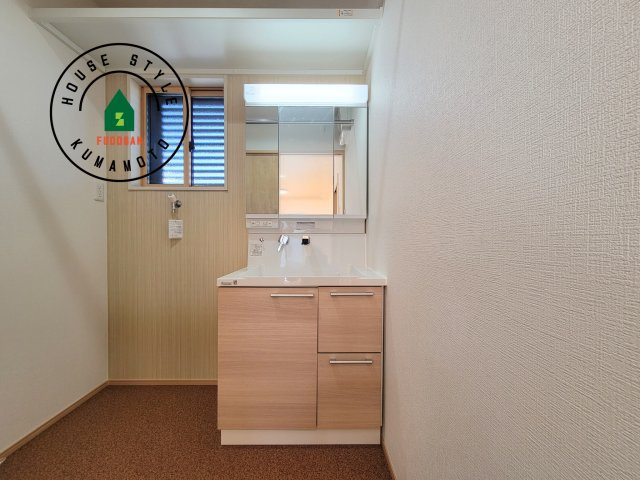 熊本市西区中原町第1-4棟（4号棟）の内観：施工例|毎日使うものだから清潔な空間を保ちたい水回り。洗面にはそんな願いを解消させてくれる収納アイデアが満載です。三面鏡の裏側にはキャビネットが現れ小物から背の高い物まで収納できます。