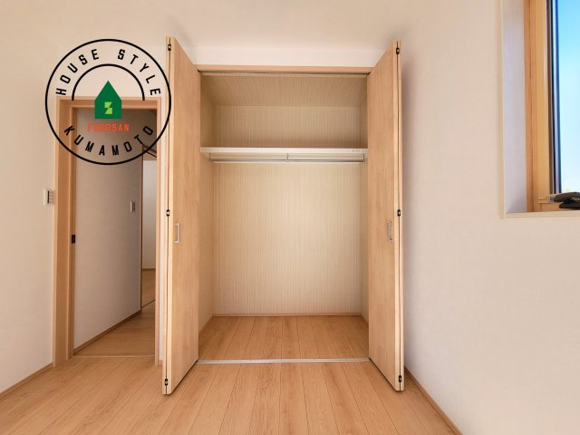 熊本市西区中原町第1-4棟（4号棟）の内観：施工例|洋服や大きな荷物が多い方や人数の多いご家族などは、一般的なクローゼットよりもウォークインクローゼットのほうが使い勝手が良いです。