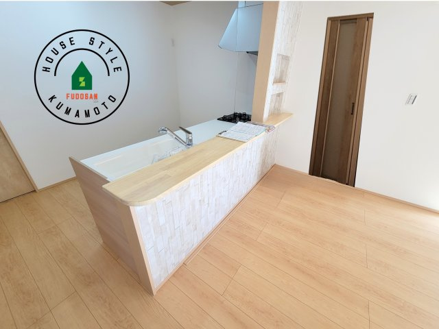 熊本市西区中原町第1-4棟（4号棟）の内観：施工例|キッチンから立ち込める香りが今日の料理を期待させます。