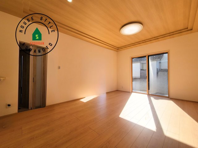 熊本市西区中原町第1-4棟（4号棟）の内観：施工例|キッチンからリビングをしっかり確認できます。家族の笑顔があふれる空間になりそうですね。