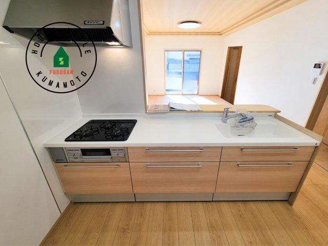 熊本市西区中原町第1-4棟（4号棟）の内観：施工例|ご家族を近くに感じられる対面キッチンのLDK。会話もはずみそうですね。