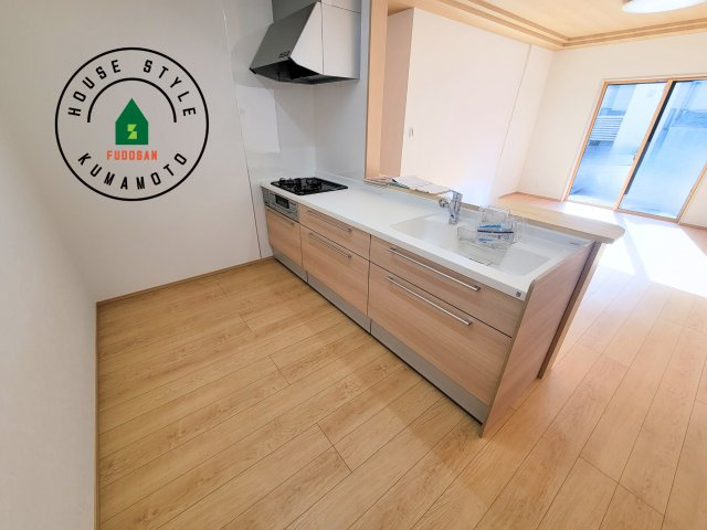 熊本市西区中原町第1-4棟（4号棟）の内観：施工例|ダイニングテーブルへの配膳がラクラク、お料理はかどるカウンター付きシステムキッチン！