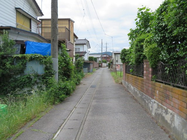 高崎市吉井町吉井川　中古300の前面道路含む現地写真