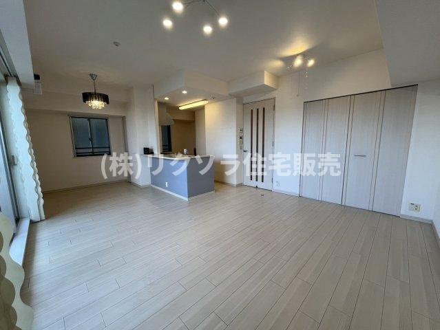 ブランズタワー香里園ロジュマンの居間・リビング|LDK17.7帖　床暖房付き
■物件内覧・資金計画相談・住宅ローン相談、リフォーム相談、お問合せ受付中■
※当日・翌日のご内覧、ご相談はお電話でのお問合せがスムーズです！