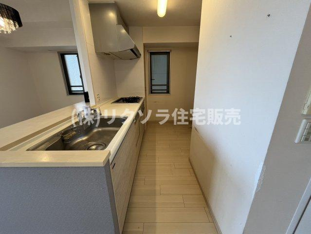 ブランズタワー香里園ロジュマンのキッチン|LDK17.7帖　床暖房付き
■物件内覧・資金計画相談・住宅ローン相談、リフォーム相談、お問合せ受付中■
※当日・翌日のご内覧、ご相談はお電話でのお問合せがスムーズです！