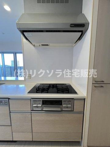 ブランズタワー香里園ロジュマンの設備|ビルトイン三口コンロ
■物件内覧・資金計画相談・住宅ローン相談、リフォーム相談、お問合せ受付中■
※当日・翌日のご内覧、ご相談はお電話でのお問合せがスムーズです！