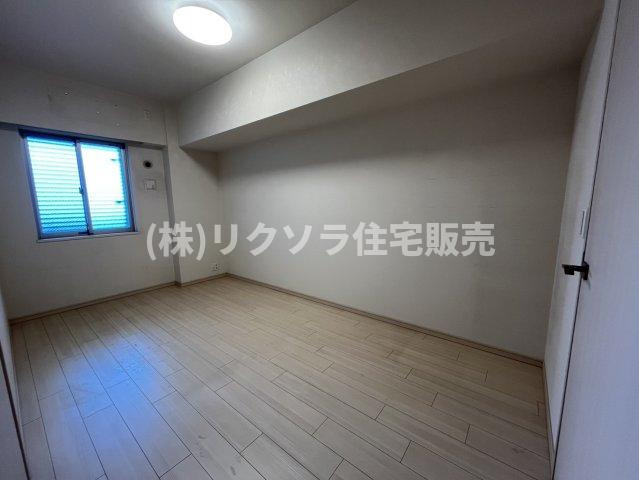 ブランズタワー香里園ロジュマンの寝室|洋室8.0帖　ウォークインクローゼット付き
■物件内覧・資金計画相談・住宅ローン相談、リフォーム相談、お問合せ受付中■
※当日・翌日のご内覧、ご相談はお電話でのお問合せがスムーズです！