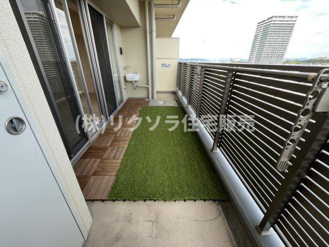 ブランズタワー香里園ロジュマンのバルコニー|スロップシンク、収納付き
■物件内覧・資金計画相談・住宅ローン相談、リフォーム相談、お問合せ受付中■
※当日・翌日のご内覧、ご相談はお電話でのお問合せがスムーズです！