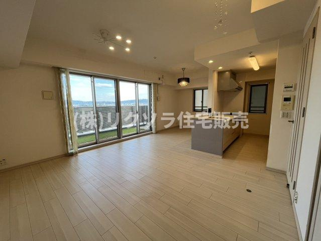 ブランズタワー香里園ロジュマンの居間・リビング|LDK17.7帖　床暖房付き
■物件内覧・資金計画相談・住宅ローン相談、リフォーム相談、お問合せ受付中■
※当日・翌日のご内覧、ご相談はお電話でのお問合せがスムーズです！