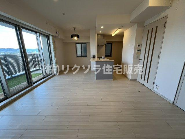 ブランズタワー香里園ロジュマンの居間・リビング|LDK17.7帖　床暖房付き
■物件内覧・資金計画相談・住宅ローン相談、リフォーム相談、お問合せ受付中■
※当日・翌日のご内覧、ご相談はお電話でのお問合せがスムーズです！