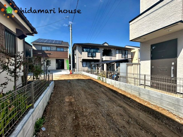 上尾市緑丘3丁目　新築戸建　ブルーミングガーデン02の前面道路含む現地写真