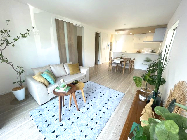 西区古江東町　№35749の居間・リビング|ＬＤＫ18帖
ソファやダイニングテーブルを
置いてもゆとりがあります。