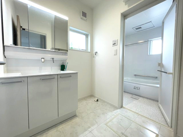 西区古江東町　№35749の独立洗面台|大きな3面鏡付き
裏には収納もあり便利です。