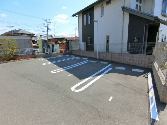 ハピネス泉ヶ丘の駐車場