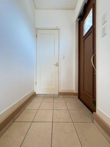 茨木市北春日丘二丁目戸建の玄関