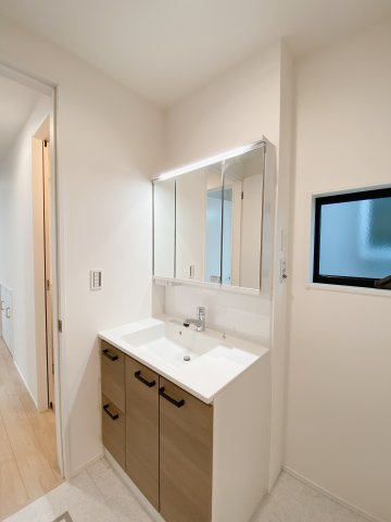 ハンダシハナゾノチョウヨンチョウメの独立洗面台