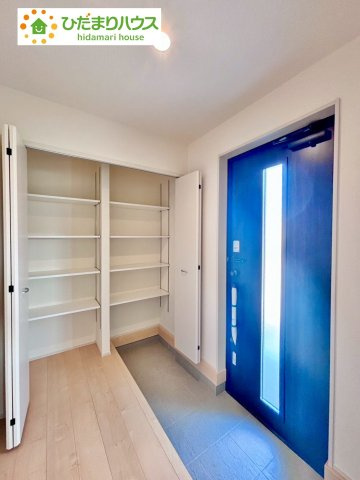 野田市親野井　新築戸建　2号棟の内装|スニーカーマニアも納得の天井まであるシューズボックス!(^^)!						
						
