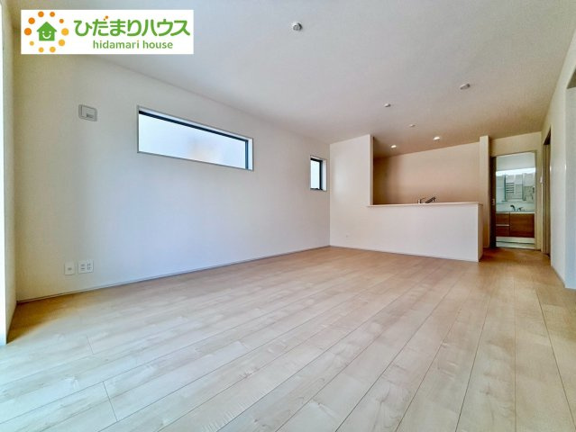 野田市親野井　新築戸建　2号棟の居間・リビング|お友達や親戚とホームパーティもいいですね(*^^*)					
