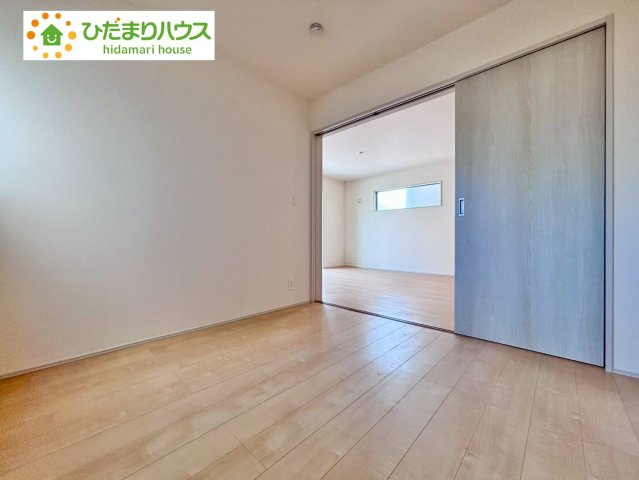 野田市親野井　新築戸建　2号棟の洋室|リビングと洋室は続き間設計。お友達が来たときには襖を開けて、広々空間を確保できます。