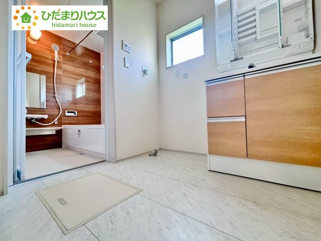 野田市親野井　新築戸建　2号棟の脱衣所|ゆったりとした洗面所で、忙しい朝の支度もストレスなくできますね♪							
