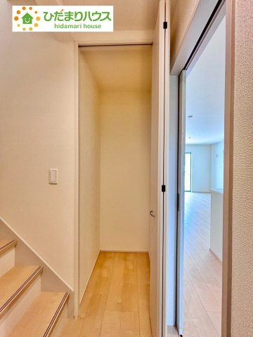 野田市親野井　新築戸建　2号棟の収納|便利な廊下収納があるので掃除機や買いだめする洗面所用品はもちろん、箱買いしたペットボトルまでしまえます(^^)/